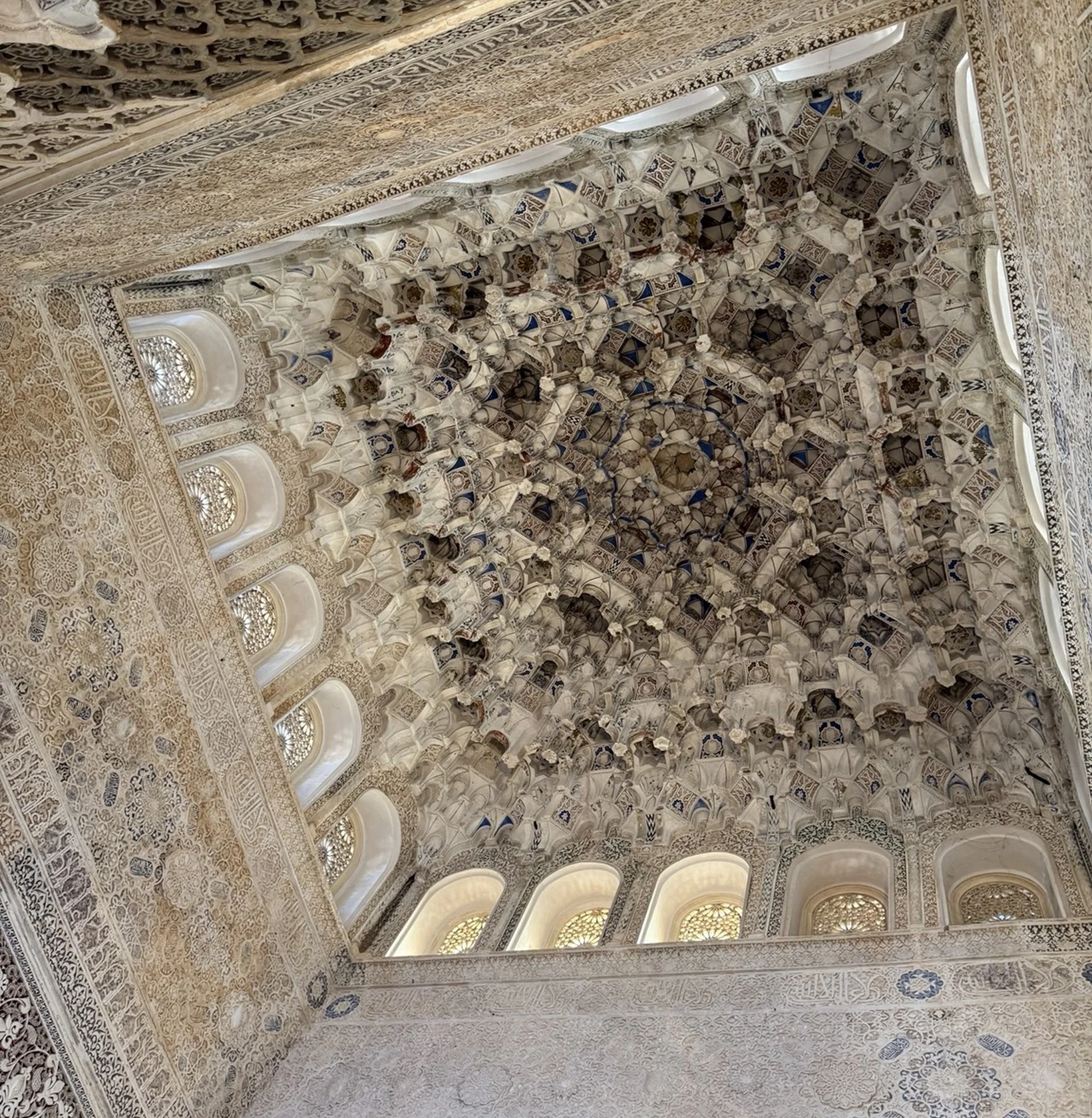 الحمرا کی مقرنس گنبد اور روشنی